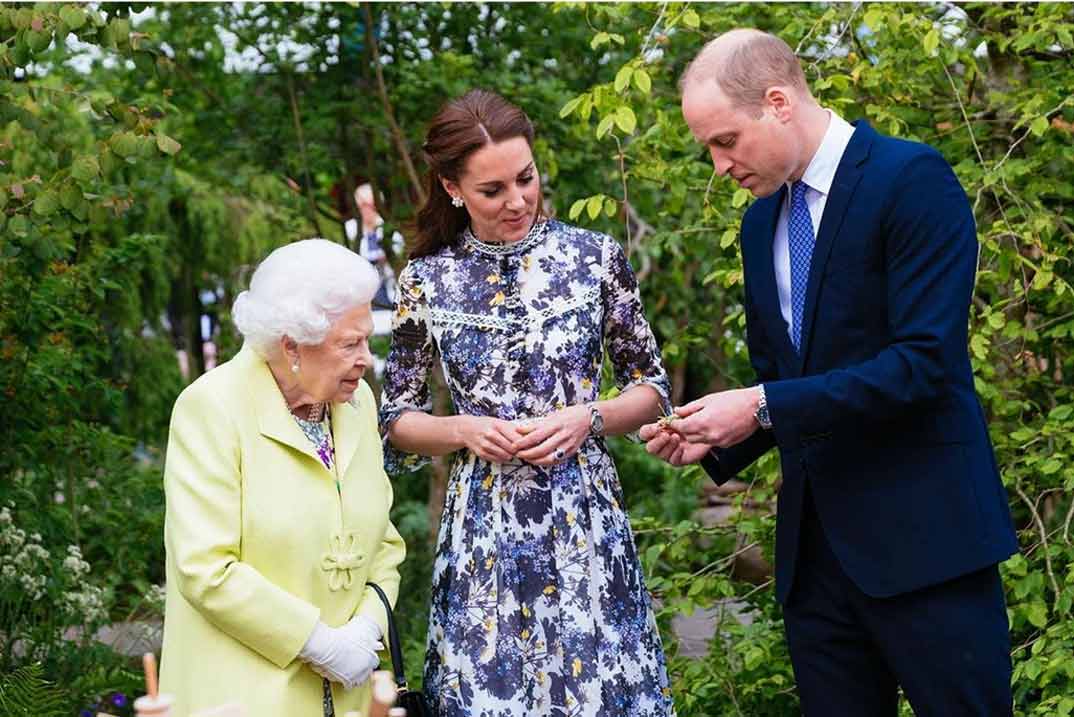 Los duques de Cambridge con la reina Isabel II de Inglaterra © kensingtonroyal