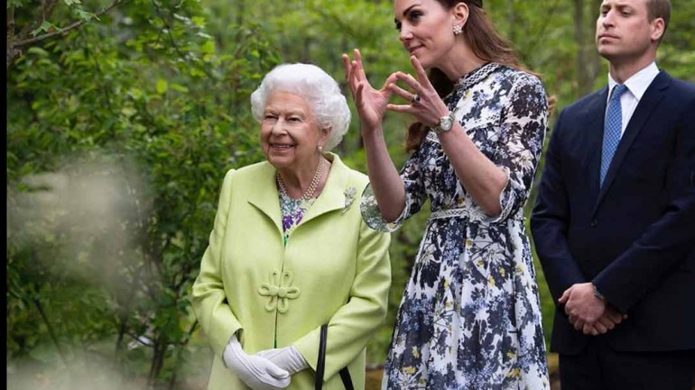 Kate Middleton: vestido estampado + alpargatas, la combinación perfecta