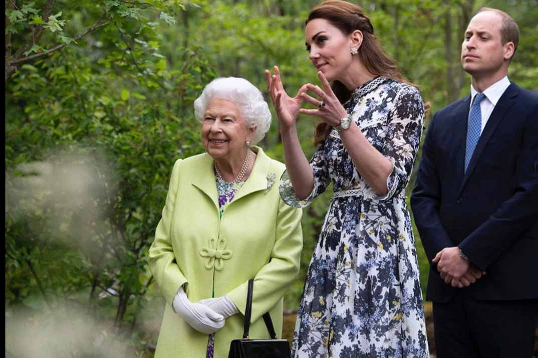 Los duques de Cambridge con la reina Isabel II de Inglaterra © kensingtonroyal