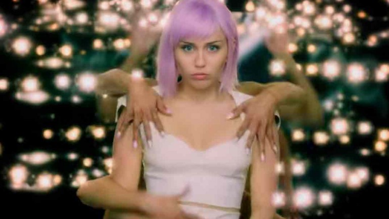 Primeras imágenes de Miley Cyrus en la quinta temporada de «Black Mirror»