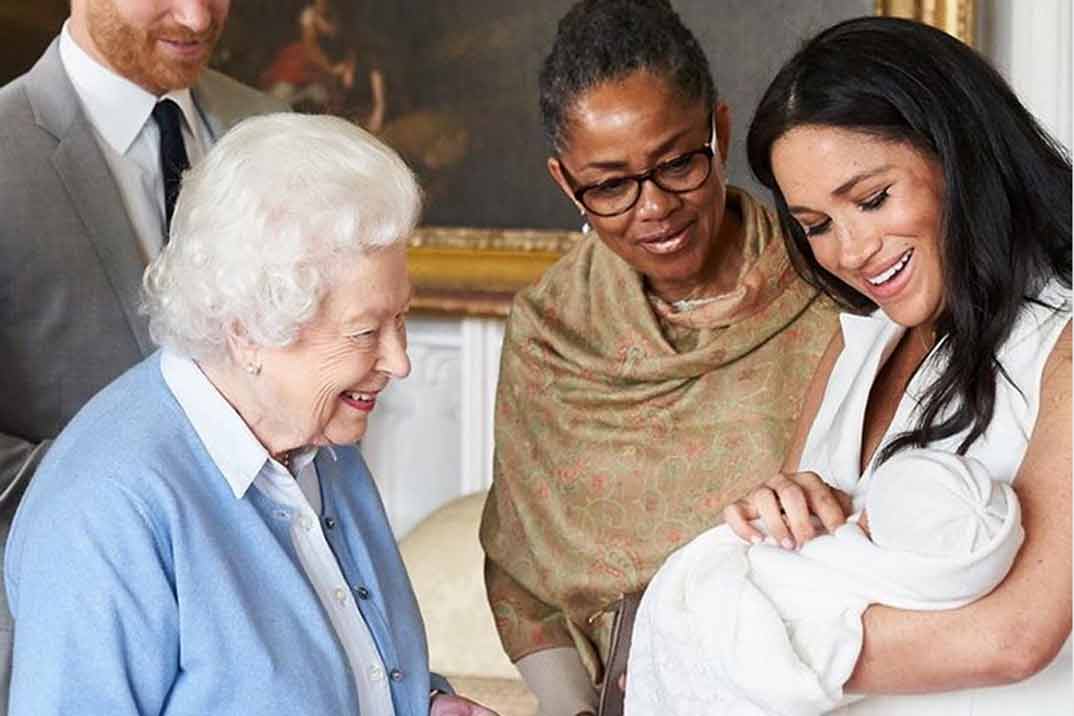 La reina Isabel II ya conoce al pequeño Archie Harrison