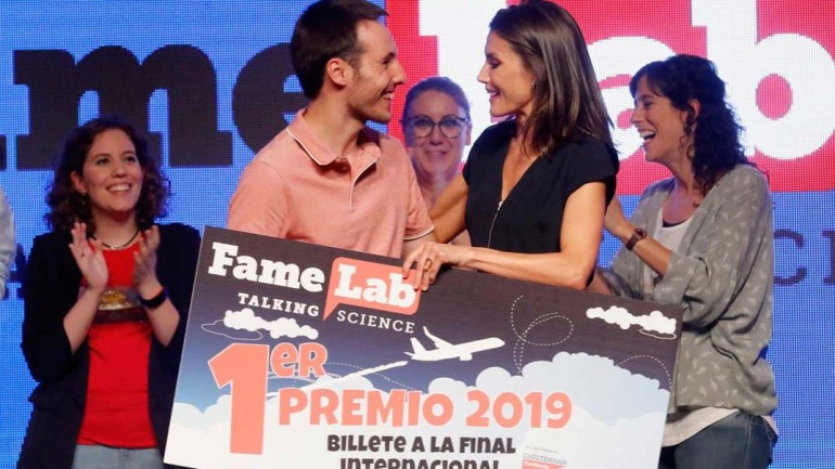 La reina Letizia apuesta por un mono low cost de Mango