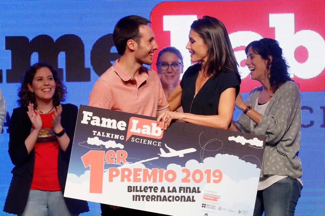 La reina Letizia apuesta por un mono low cost de Mango