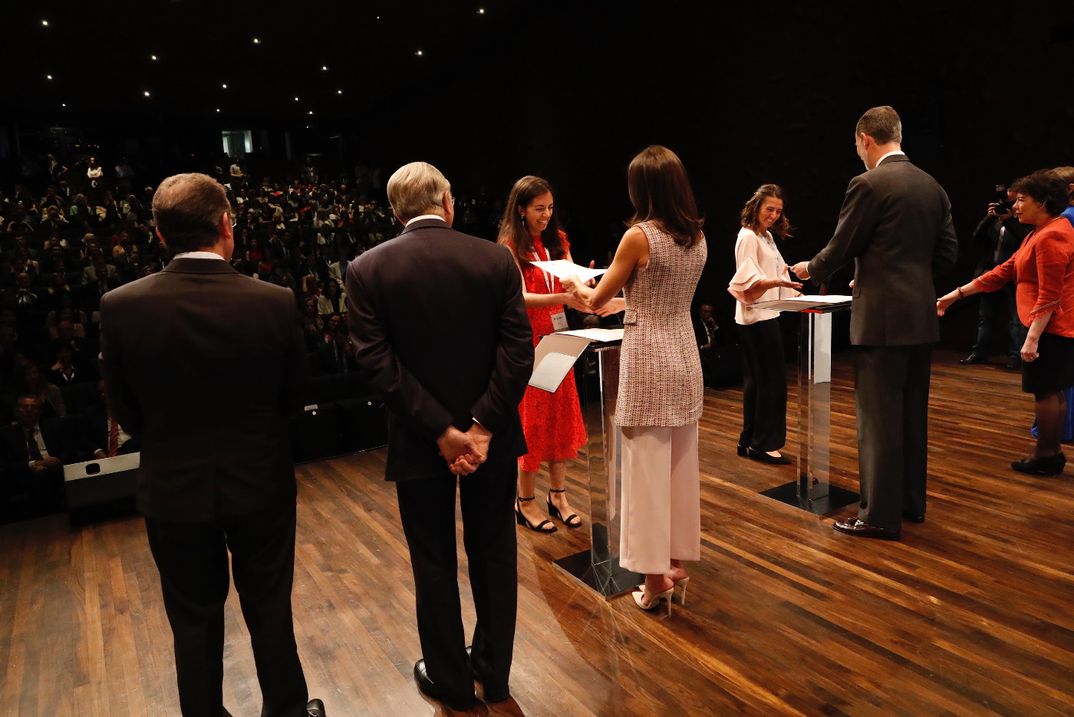 Reyes Felipe y Letizia - Becas La Caixa © Casa S.M. El Rey