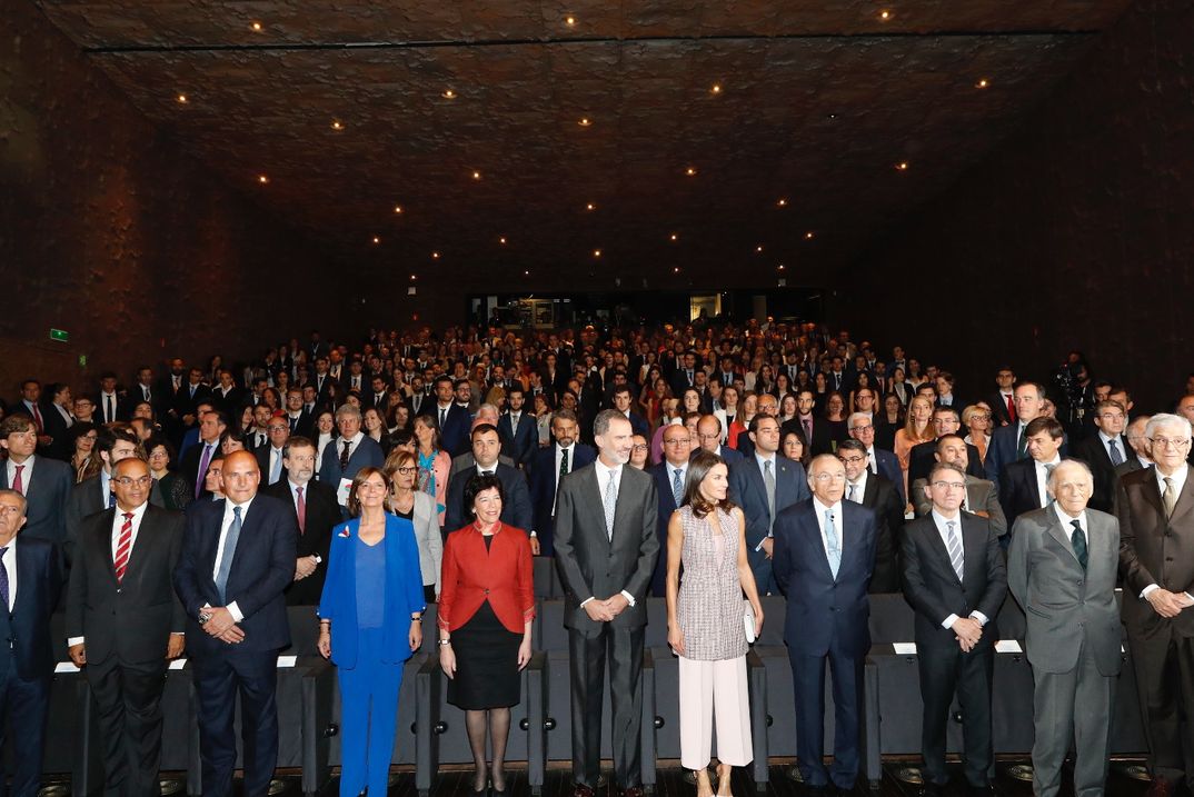 Reyes Felipe y Letizia - Becas La Caixa © Casa S.M. El Rey