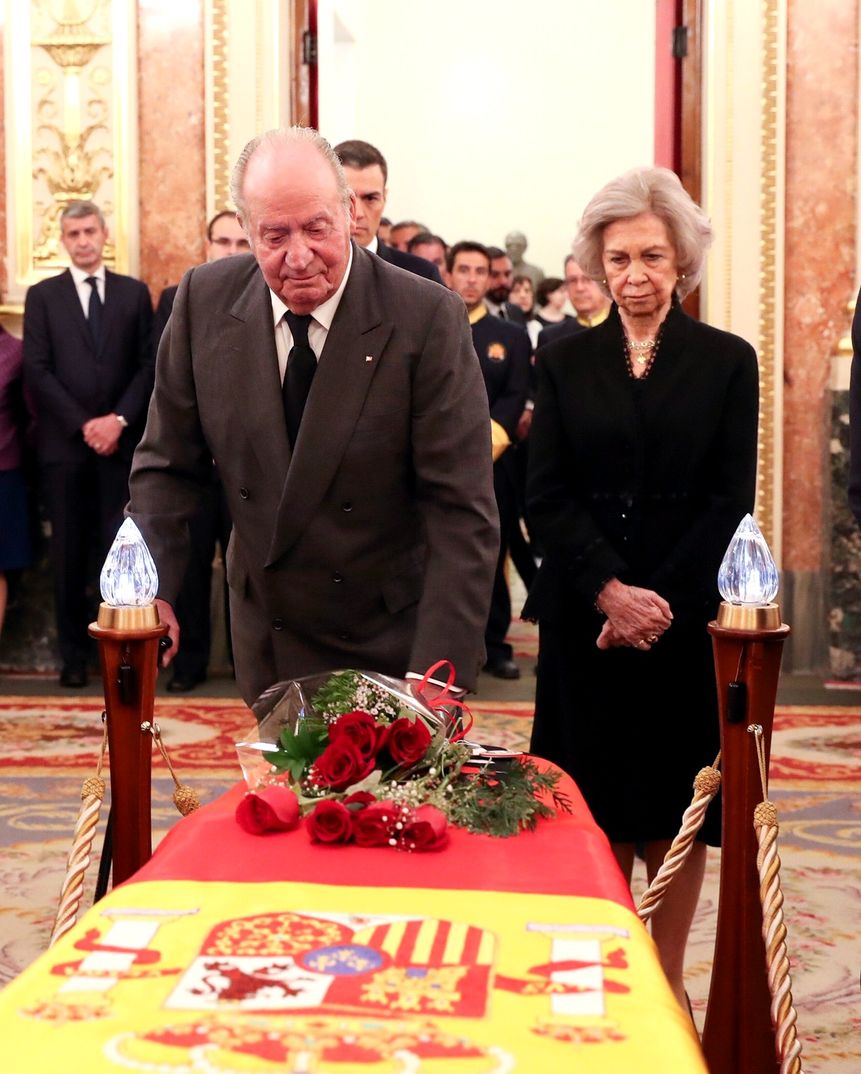 Reyes don Juan Carlos y doña Sofía - Capilla Ardiente Alfredo Pérez Rubalcaba © Casa S.M. El Rey