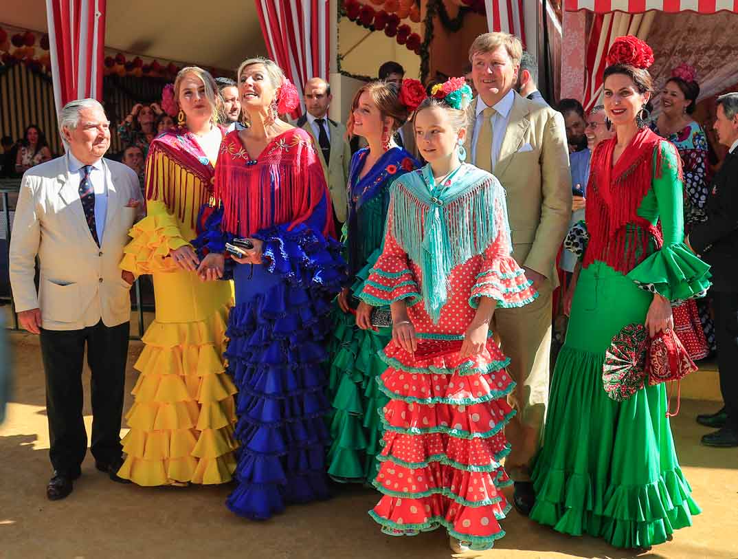 Reyes Guillermo y Máxima de Holanda con sus hijas en la Feria de Abril