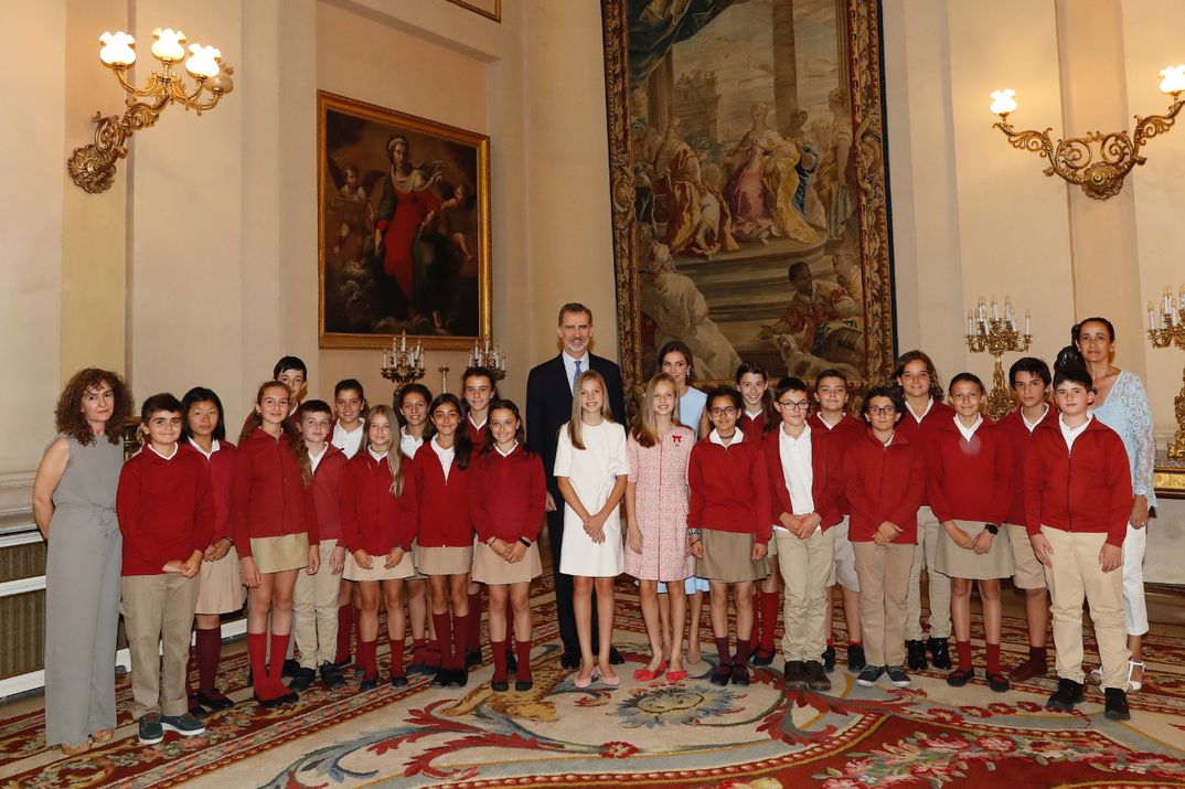 Fotografía de grupo de la Familia Real con los alumnos de 6º de primaria del Colegio de Educación Infantil y Primaria “Infanta Leonor”, que tienen la edad de Su Alteza Real la Infanta Sofía © Casa S.M. El Rey