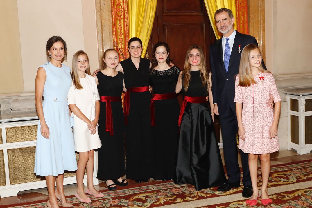 Fotografía de grupo de la Familia Real con el cuarteto de cuerda integrado por jóvenes de la Escuela Superior de Música Reina Sofía, que interpretaron el Himno Nacional © Casa S.M. El Rey