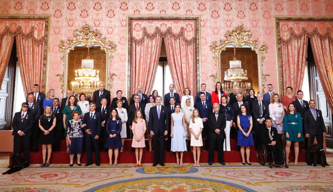 Reyes Felipe y Letizia con la princesa Leonor y la Infanta Sofía - Acto de imposición de condecoraciones de la Orden del Mérito Civil © Casa S. M. El Rey