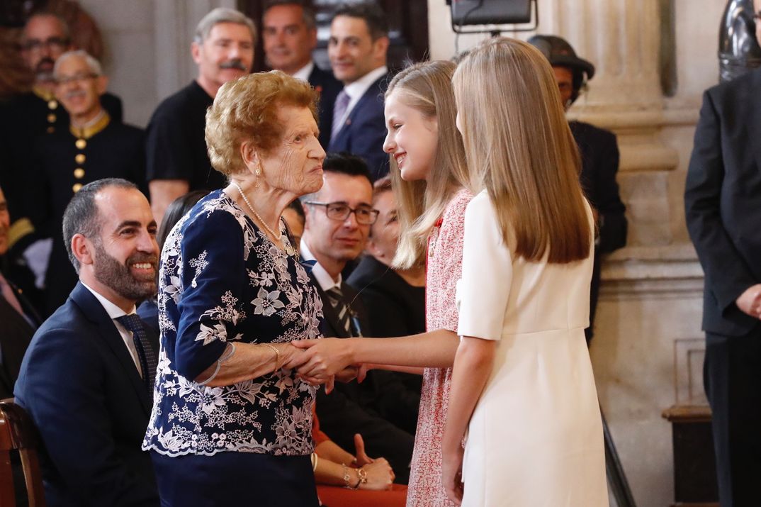 La Princesa de Asturias y la Infanta Doña Sofía acompañan a la condecorada con la Orden del Mérito Civil, Doña Clotilde Venial Gómez © Casa S.M. El Rey
