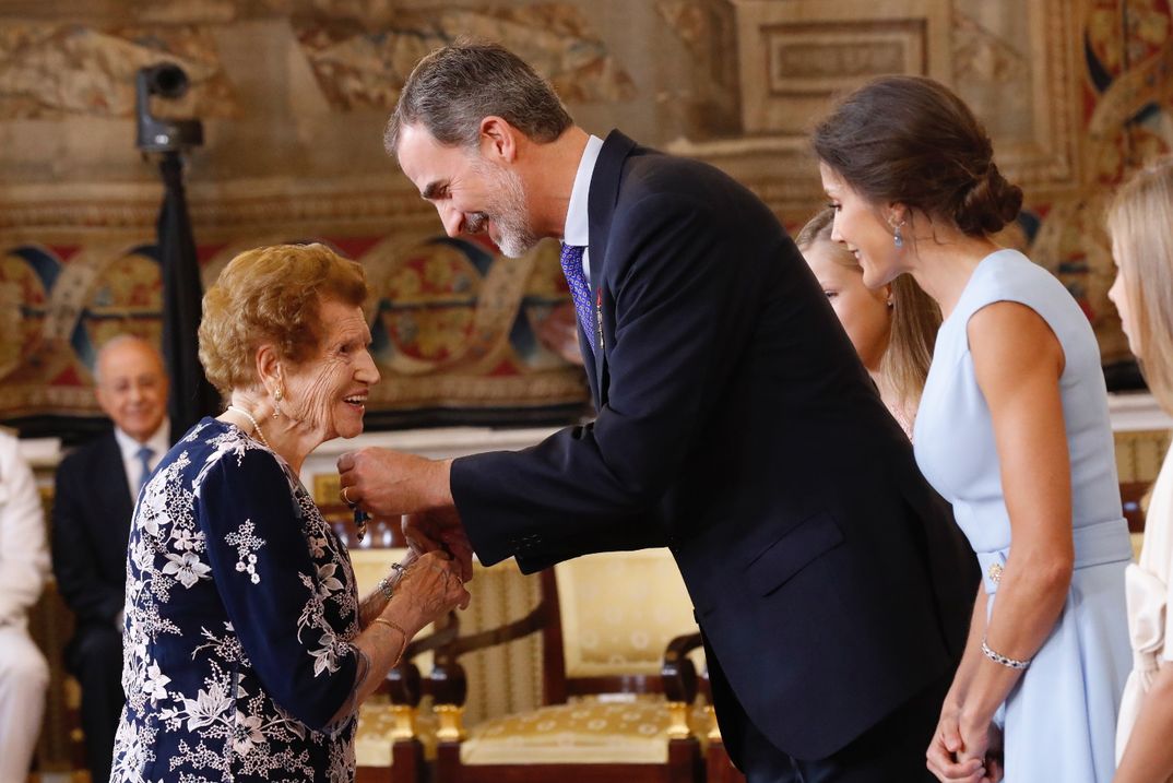 E Rey impone la condecoracion de la Orden del Mérito Civil a Doña Clotilde Venial Gómez © Casa S.M. El Rey