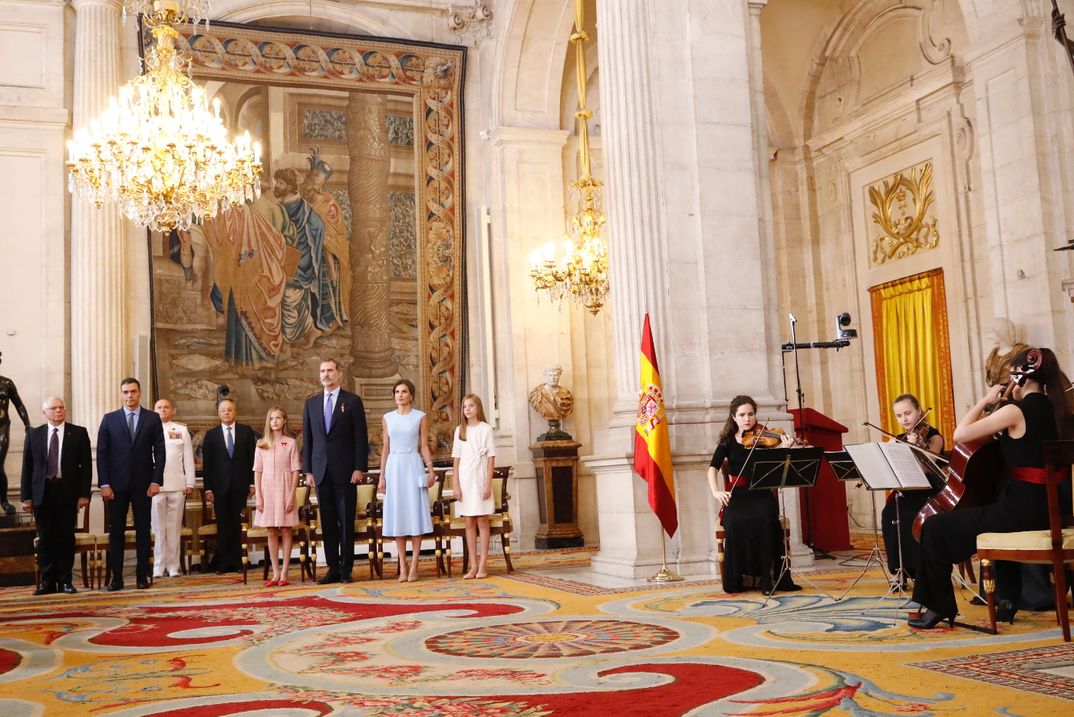Reyes Felipe y Letizia con la princesa Leonor y la Infanta Sofía - Acto de imposición de condecoraciones de la Orden del Mérito Civil © Casa S. M. El Rey