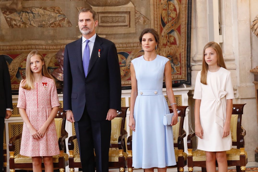 Reyes Felipe y Letizia con la princesa Leonor y la Infanta Sofía - Acto de imposición de condecoraciones de la Orden del Mérito Civil © Casa S. M. El Rey