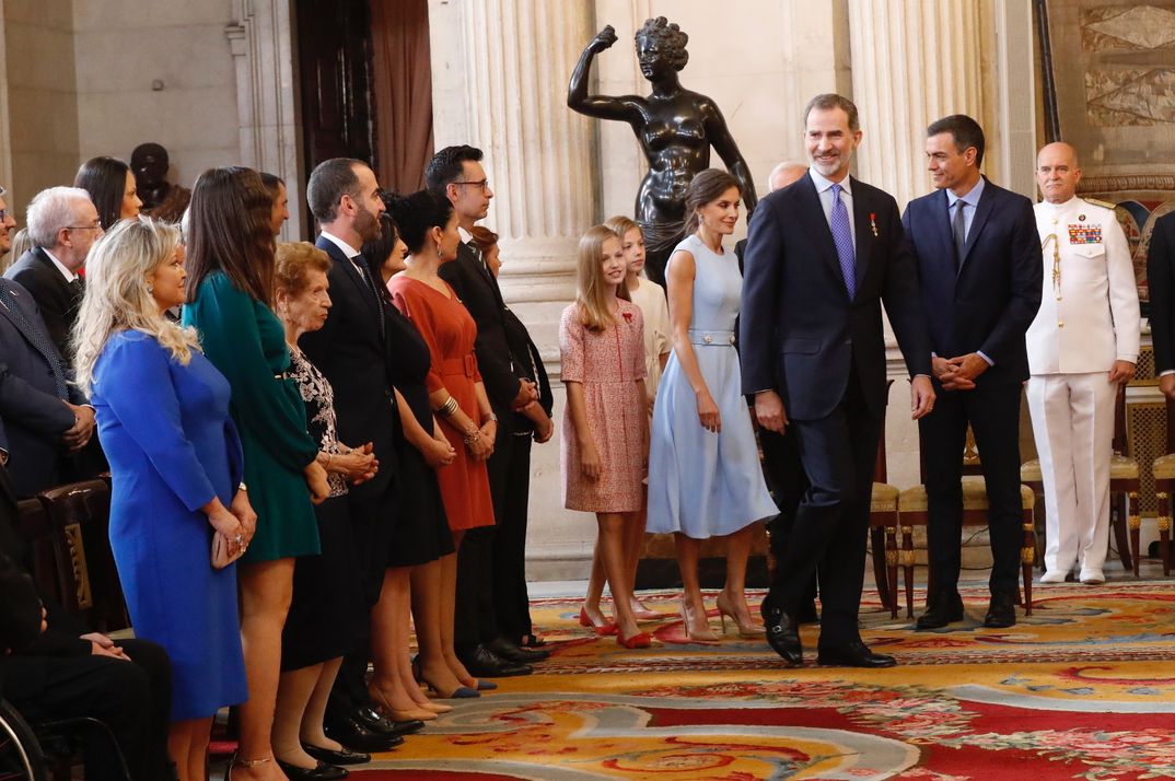 Reyes Felipe y Letizia con la princesa Leonor y la Infanta Sofía - Acto de imposición de condecoraciones de la Orden del Mérito Civil © Casa S. M. El Rey