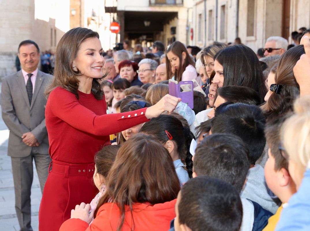 La reina Letizia triunfa de nuevo vestida de rojo