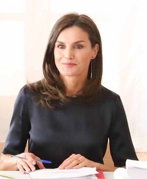 La reina Letizia vuelve a elegir su pantalón preferido – y más polémico-