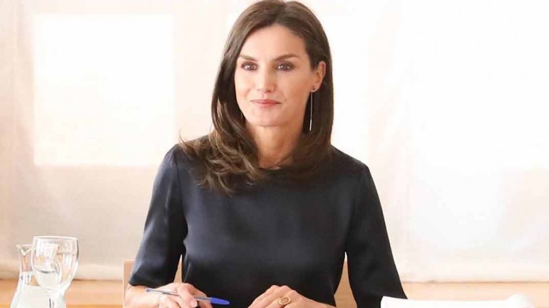 La reina Letizia vuelve a elegir su pantalón preferido – y más polémico-