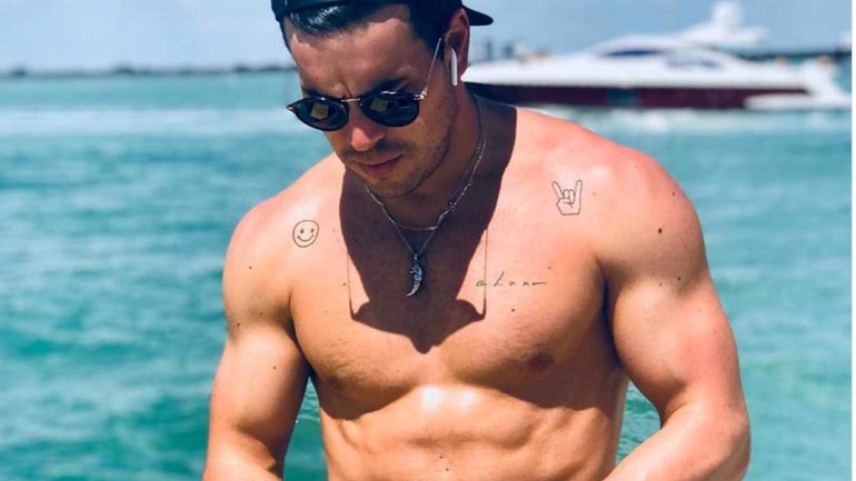 Mario Casas sube la temperatura en las redes sociales