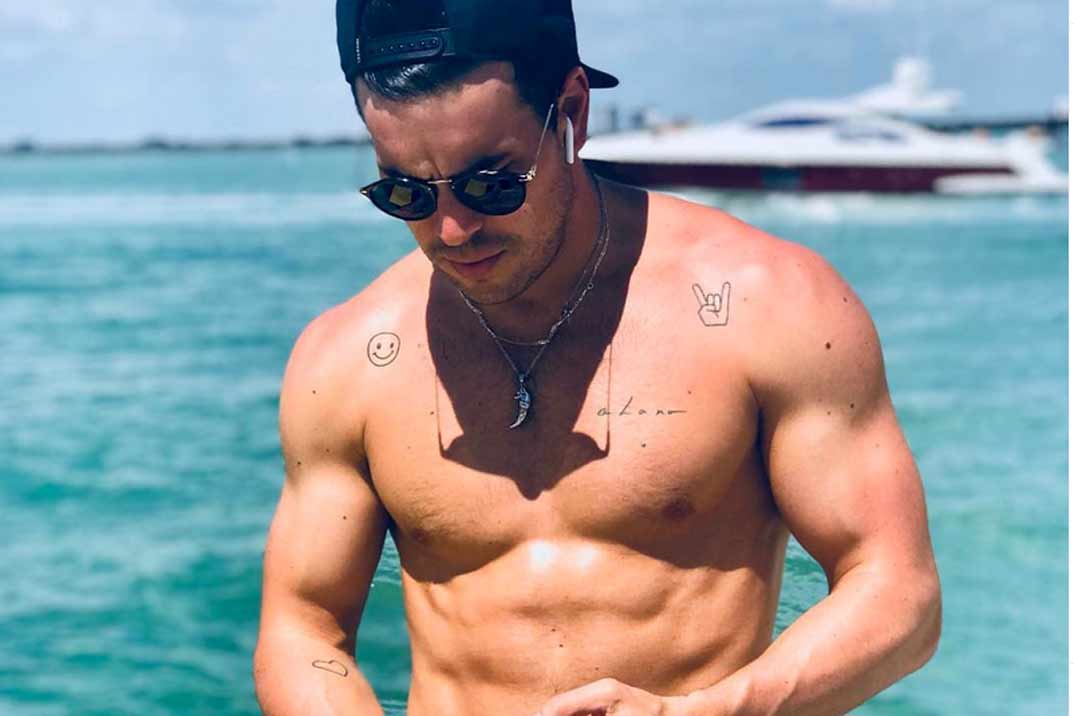 Mario Casas sube la temperatura en las redes sociales