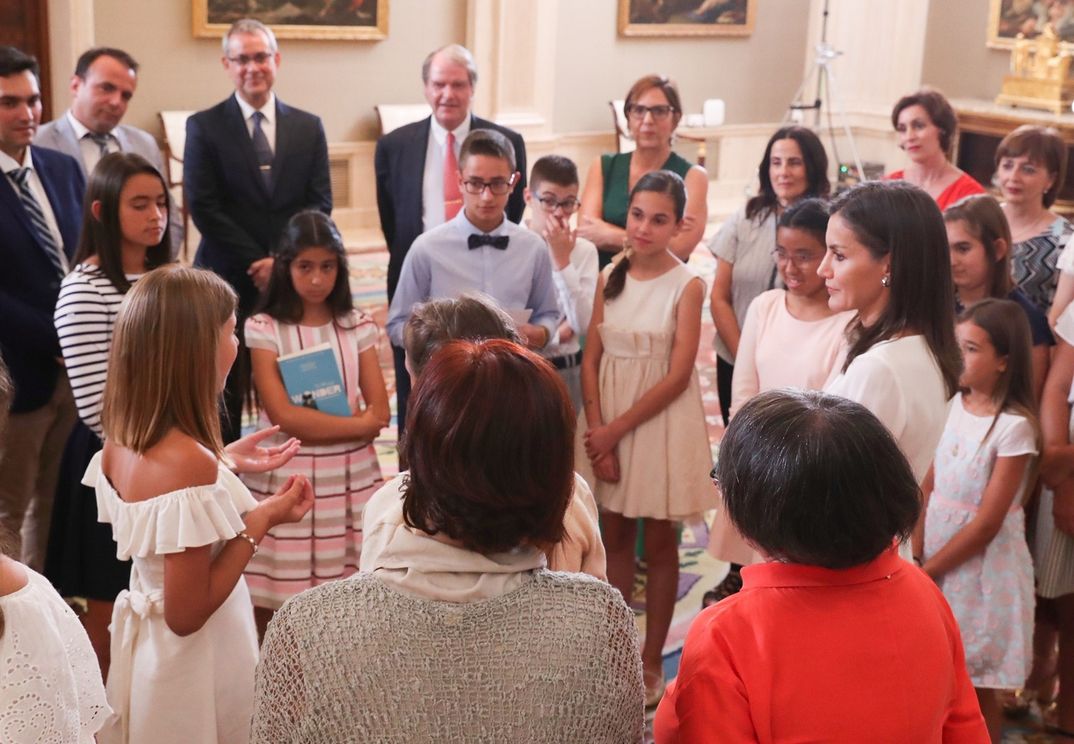 Doña Letizia junto a los representantes del Centro de Educación Infantil y primaria “Andalucía”, de Fuengirola (Málaga) © Casa S.M. El Rey