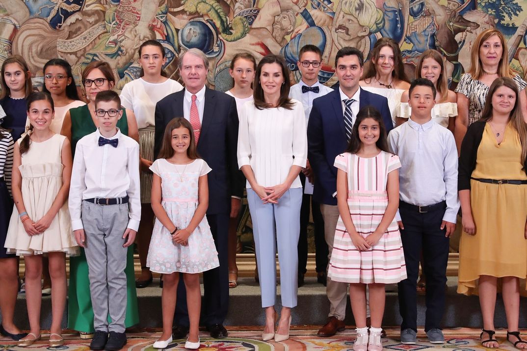 Doña Letizia junto a los representantes del Centro de Educación Infantil y primaria “Andalucía”, de Fuengirola (Málaga) © Casa S.M. El Rey