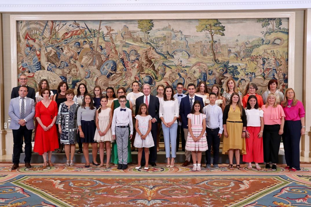 Doña Letizia junto a los representantes del Centro de Educación Infantil y primaria “Andalucía”, de Fuengirola (Málaga) © Casa S.M. El Rey