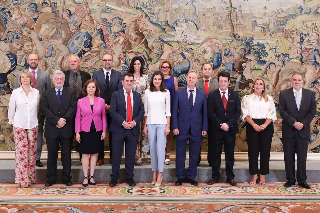 Doña Letizia junto a los representantes de la Asociación Española de Editoriales de Publicaciones Periódicas, asistentes a la audiencia © Casa S.M. El Rey