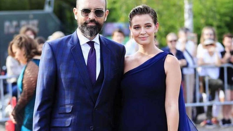 El look premamá de invitada perfecta de Laura Escanes