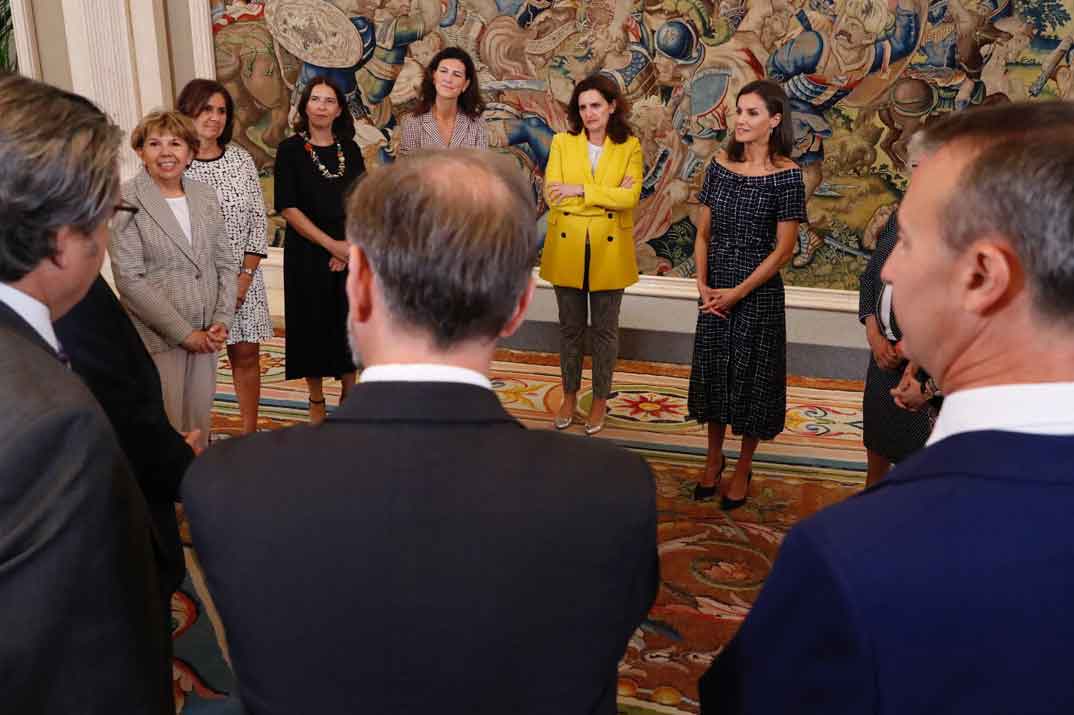 La Reina junto a una representación de las personas que han participado en la realización del proyecto Womennow © Casa S.M. El Rey