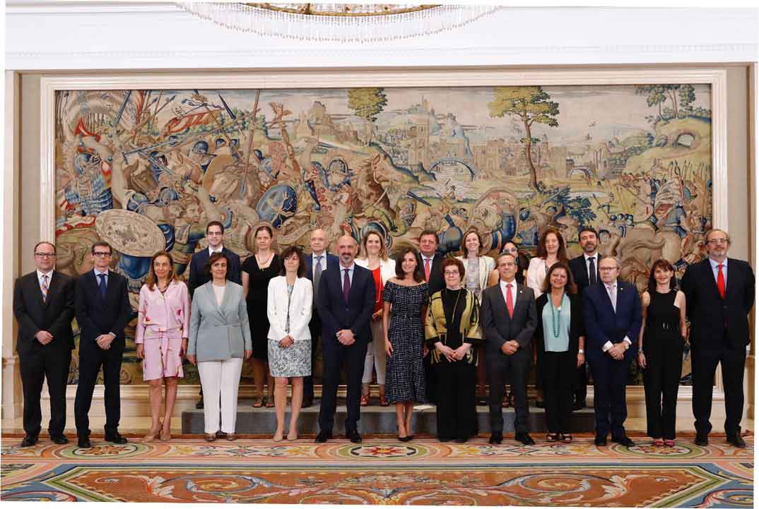 Doña Letizia junto a una representación de los organizadores del Congreso Internacional de la Asociación Internacional de Estudios en Comunicación Social © Casa de S.M. el Rey