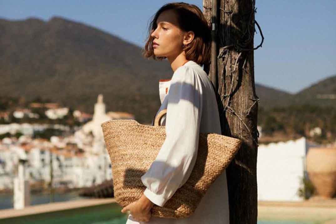 El accesorio perfecto para ir a la playa con glamour