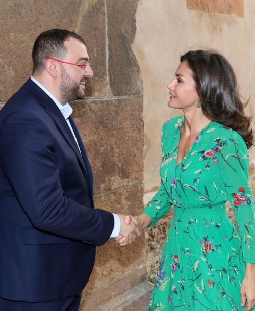 La reina Letizia estrena el vestido estampado perfecto para el verano