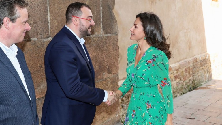 La reina Letizia estrena el vestido estampado perfecto para el verano