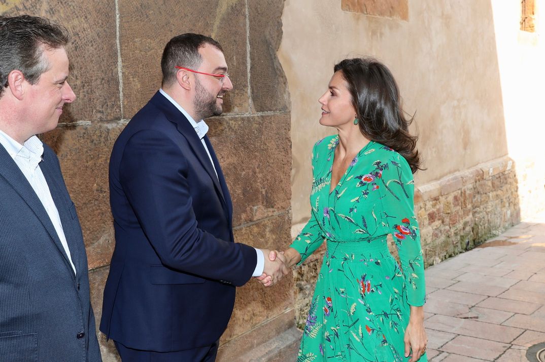 La reina Letizia estrena el vestido estampado perfecto para el verano