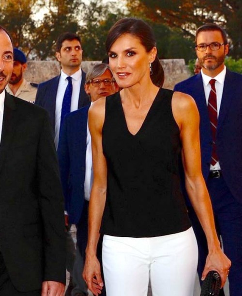 El perfecto look en blanco y negro de la reina Letizia