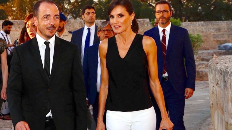 El perfecto look en blanco y negro de la reina Letizia