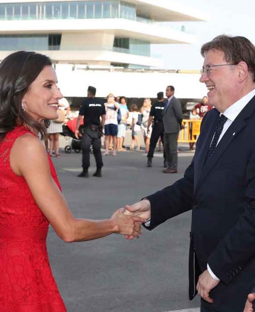 La reina Letizia apuesta, de nuevo, por el rojo y por Carolina Herrera