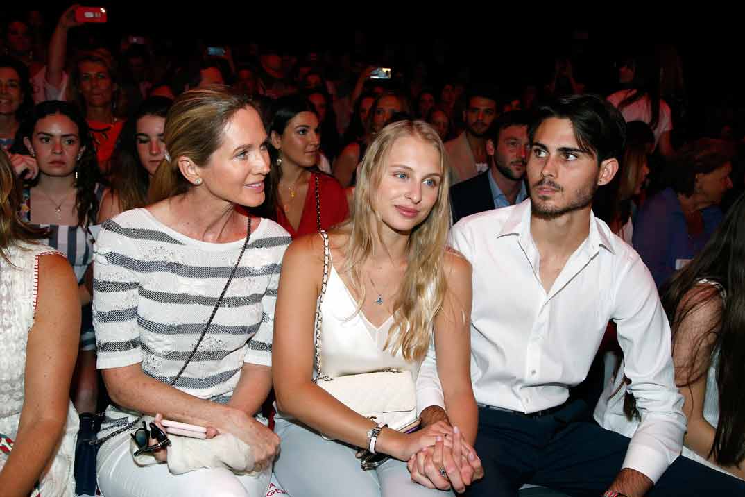 Miranda Rijnsburger con su hijo Miguel y su novia Danielle Obolevitch