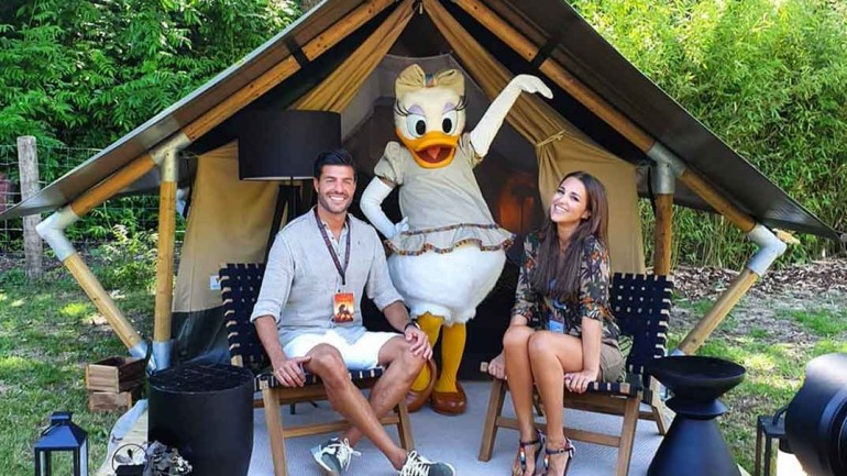 Paula Echevarría y Miguel Torres se divierten como niños en Disneyland París