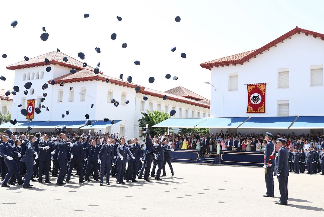 Reyes Felipe y Letizia - Entrega de Reales Despachos de Empleo en la Academia General del Aire © Casa S.M. El Rey