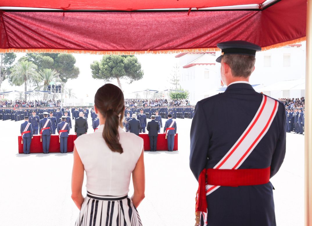 Reyes Felipe y Letizia - Entrega de Reales Despachos de Empleo en la Academia General del Aire © Casa S.M. El Rey