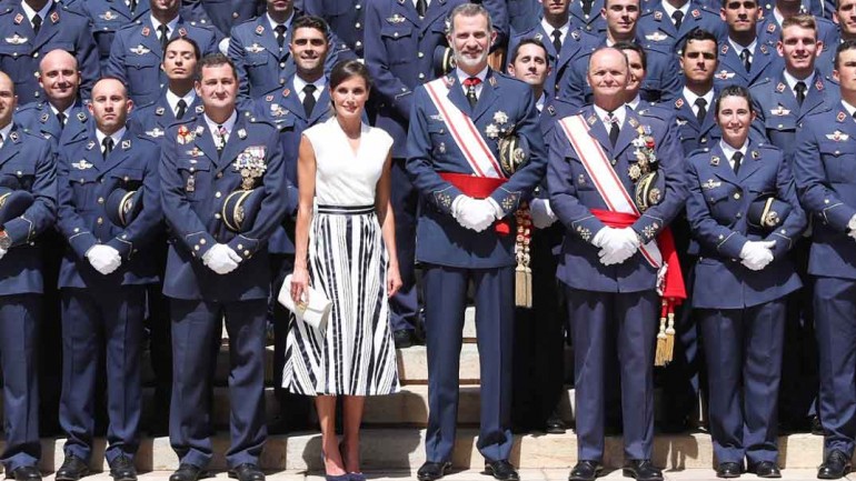 Los Reyes entregan los Reales Despachos de Empleo en la Academia General del Aire