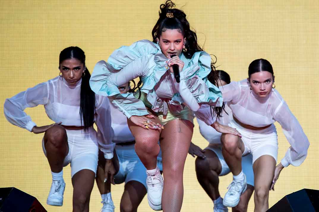 Todos los detalles del look con el que Rosalía ha conquistado el Mad Cool