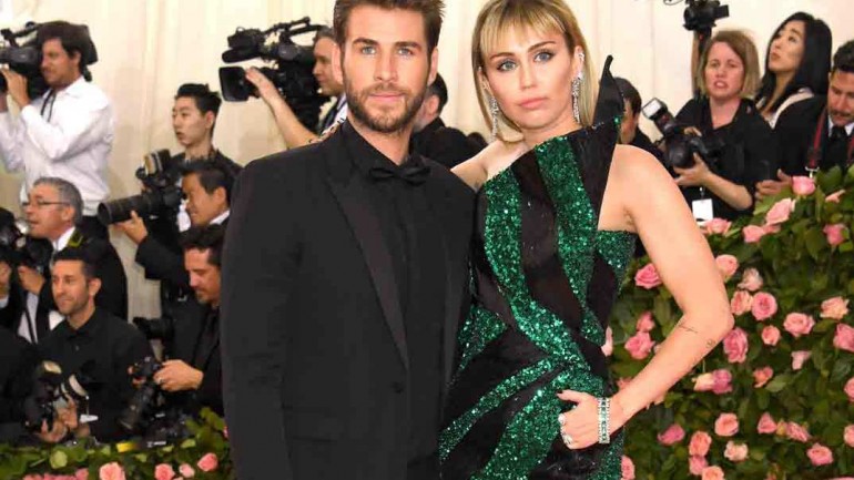 Miley Cyrus pillada besándose con la influencer Kaitlynn Carter