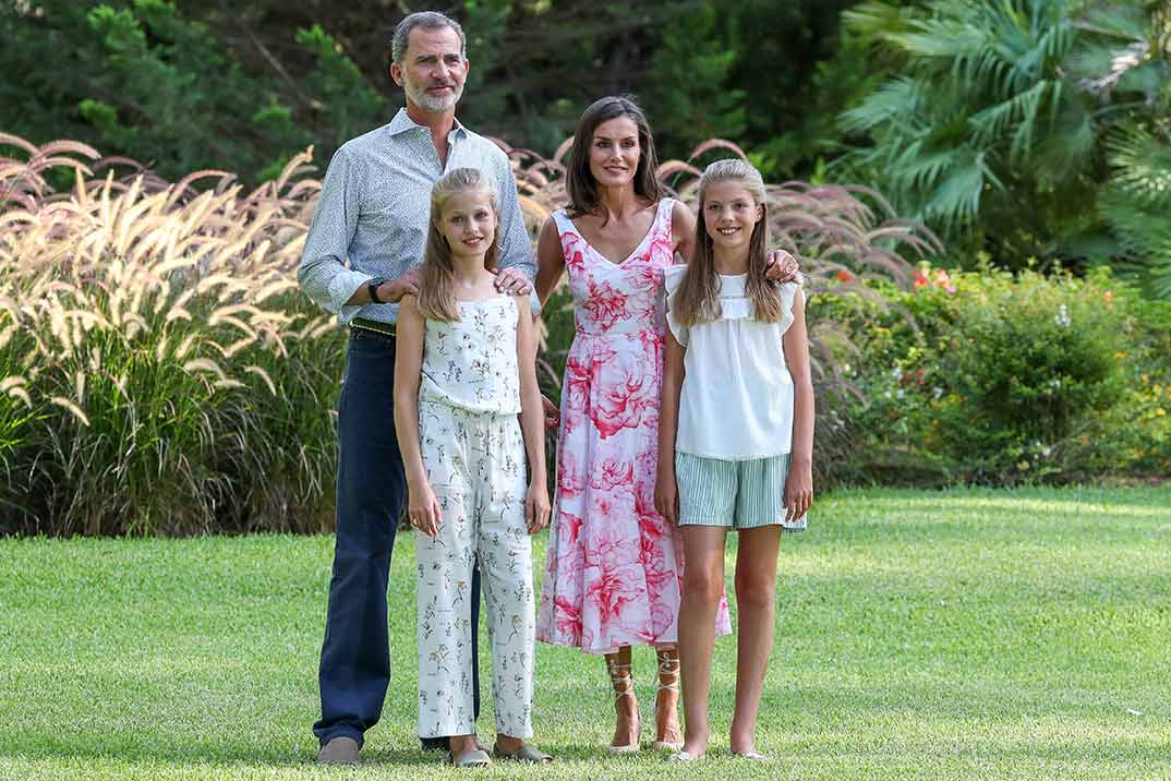 Reyes Felipe y Letizia con sus hijas, la princesa Leonor y la infanta Sofia