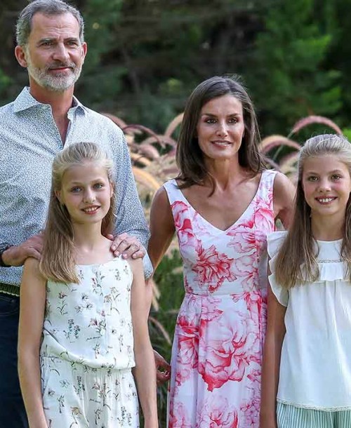 La princesa Leonor y la infanta Sofía eclipsan a sus padres en el tradicional posado de verano