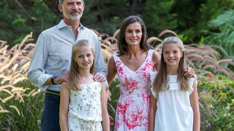 La princesa Leonor y la infanta Sofía eclipsan a sus padres en el tradicional posado de verano