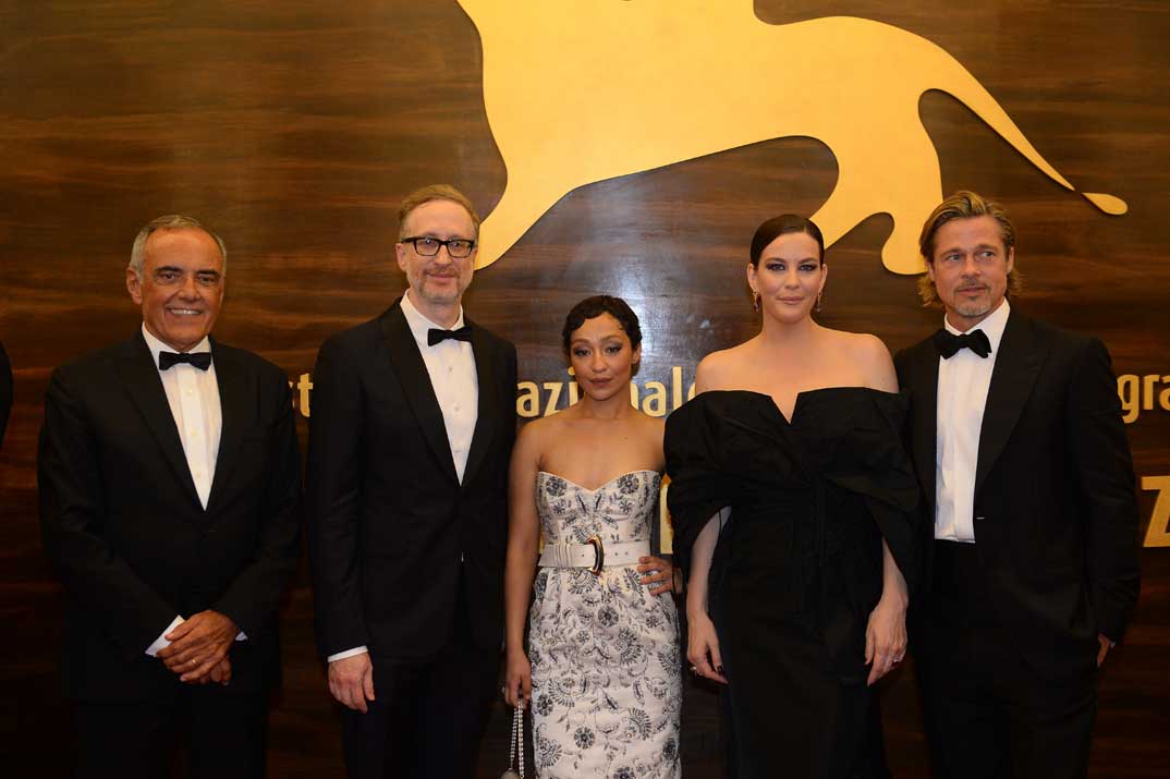 Brad Pitt con el director James Gray y las actrices Ruth Nigga y Liv Tyler © La Biennale di Venezia - foto ASAC 