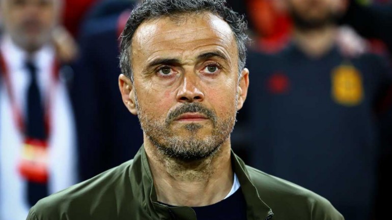 Luis Enrique arropado por sus amigos tras la muerte de su hija